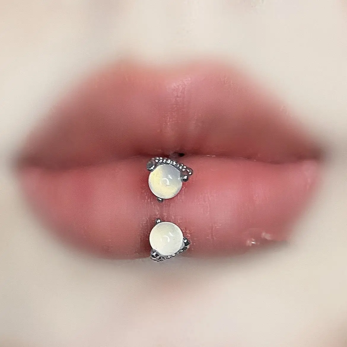 

New 2023 Fashion Personality Crystal Lip Pin Mouth Perforated Puncture Pin Banquet Jewelry Accessories Gift