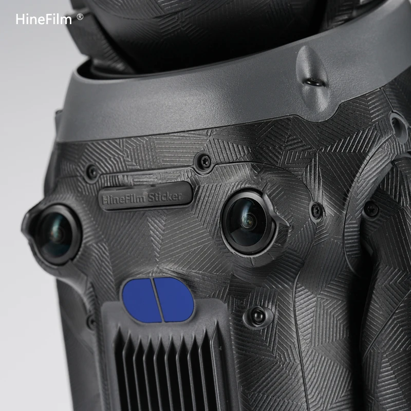 Drone DJI Mini 3 Pro glissé dans sa housse de protection antichoc, légère et personnalisable, prêt à être transporté.