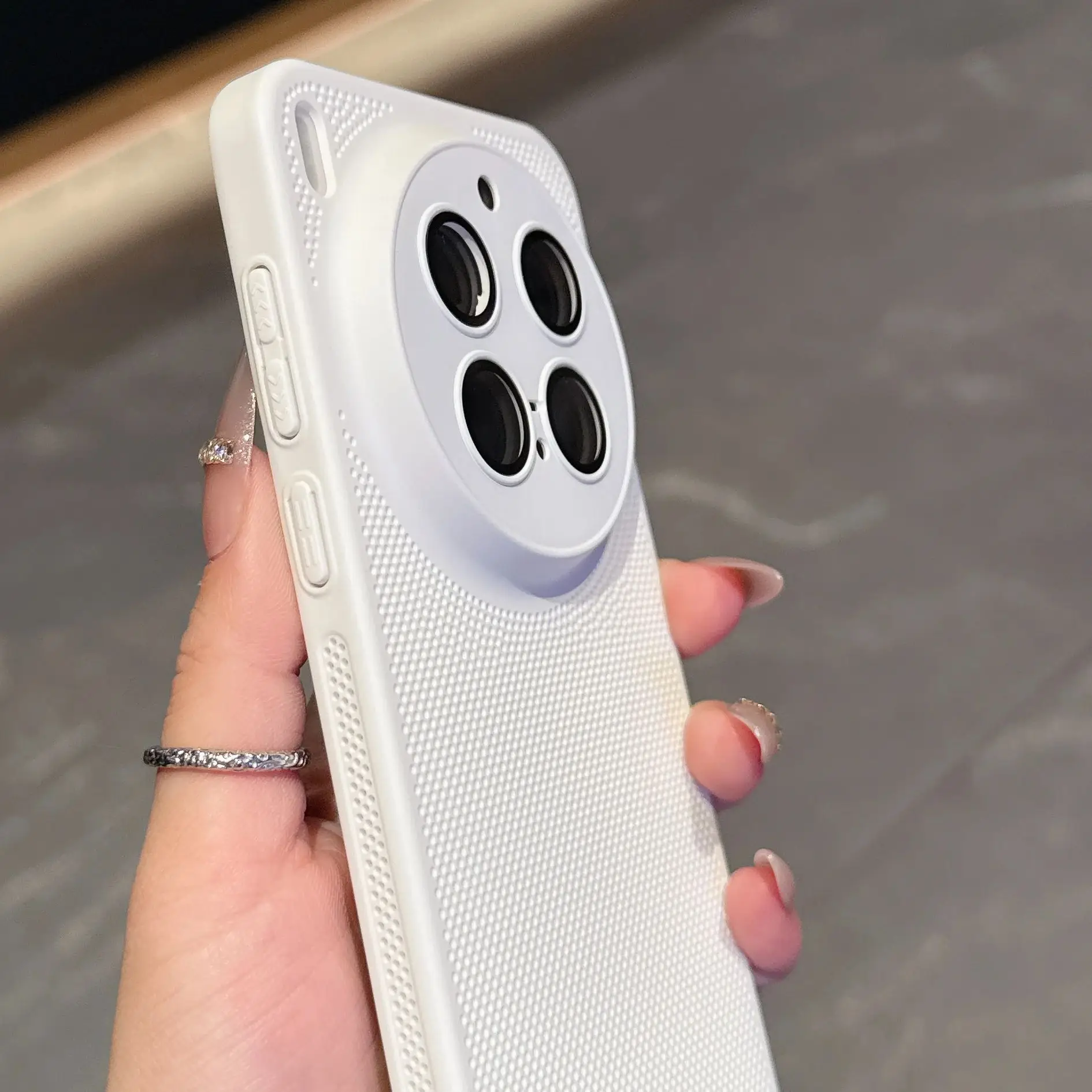 Breathable Mesh Cooling Heat Dissipation Matte PC Case with Glass Lens Protection