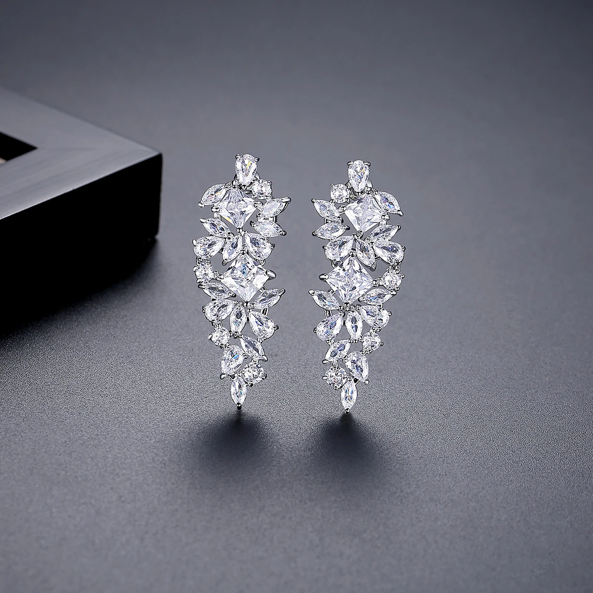 LUOTEEMI Stunning Clear Water Drop Cubic Zirconia Drop Earrings for Women Luxury Flower Bridal Wedding Engagement Accessories