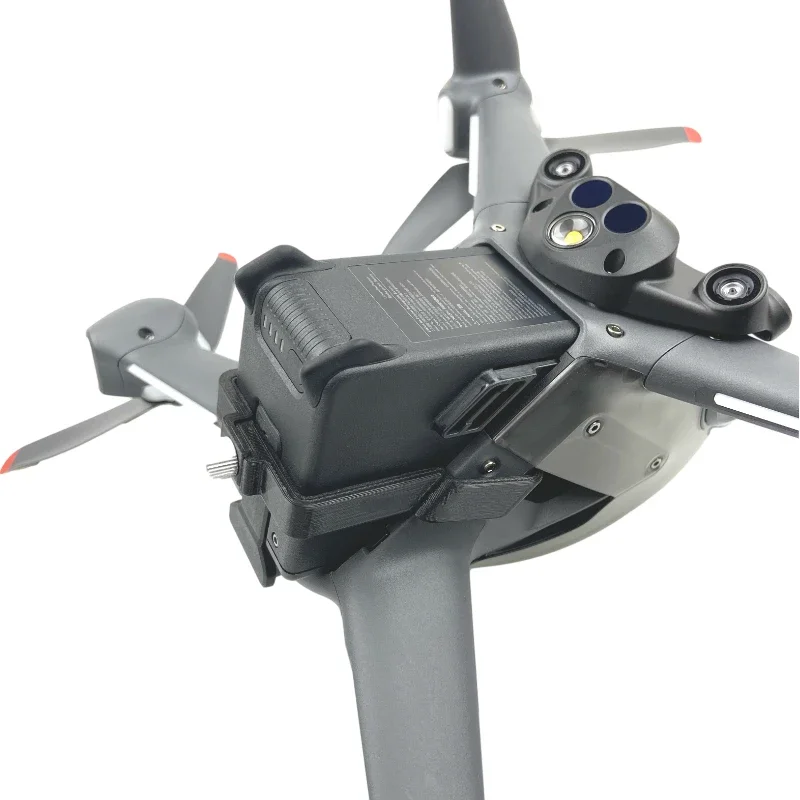 Clip sécurité batterie drone DJI FPV installé, boucle anti-décollement visible sur le côté de la batterie.