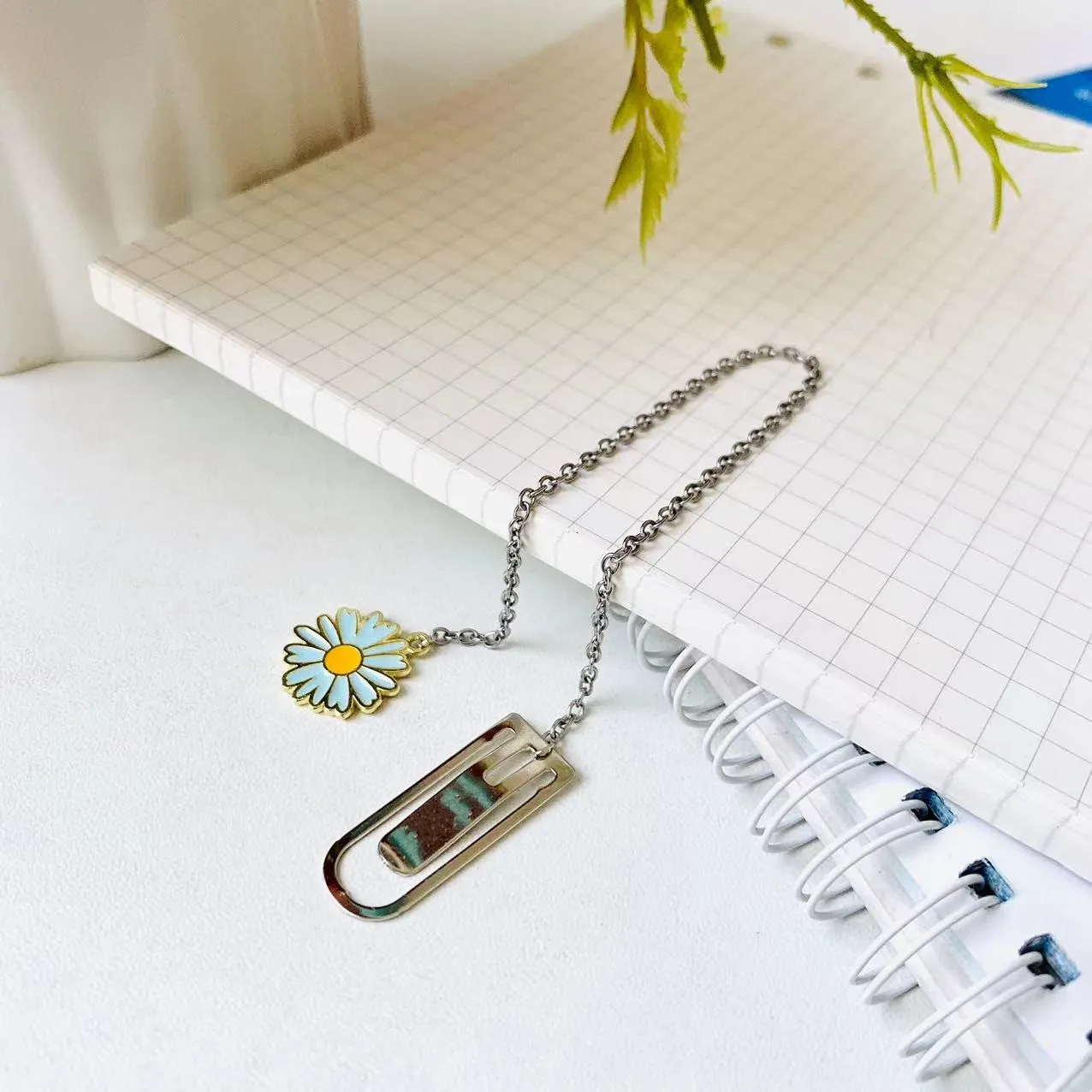 Chrysanthemum Marker Clip Metal Pagination Mark Cute Pendant Bookmarks School Office Supplies Creative metal bookmark,bookmarks stationery supplies