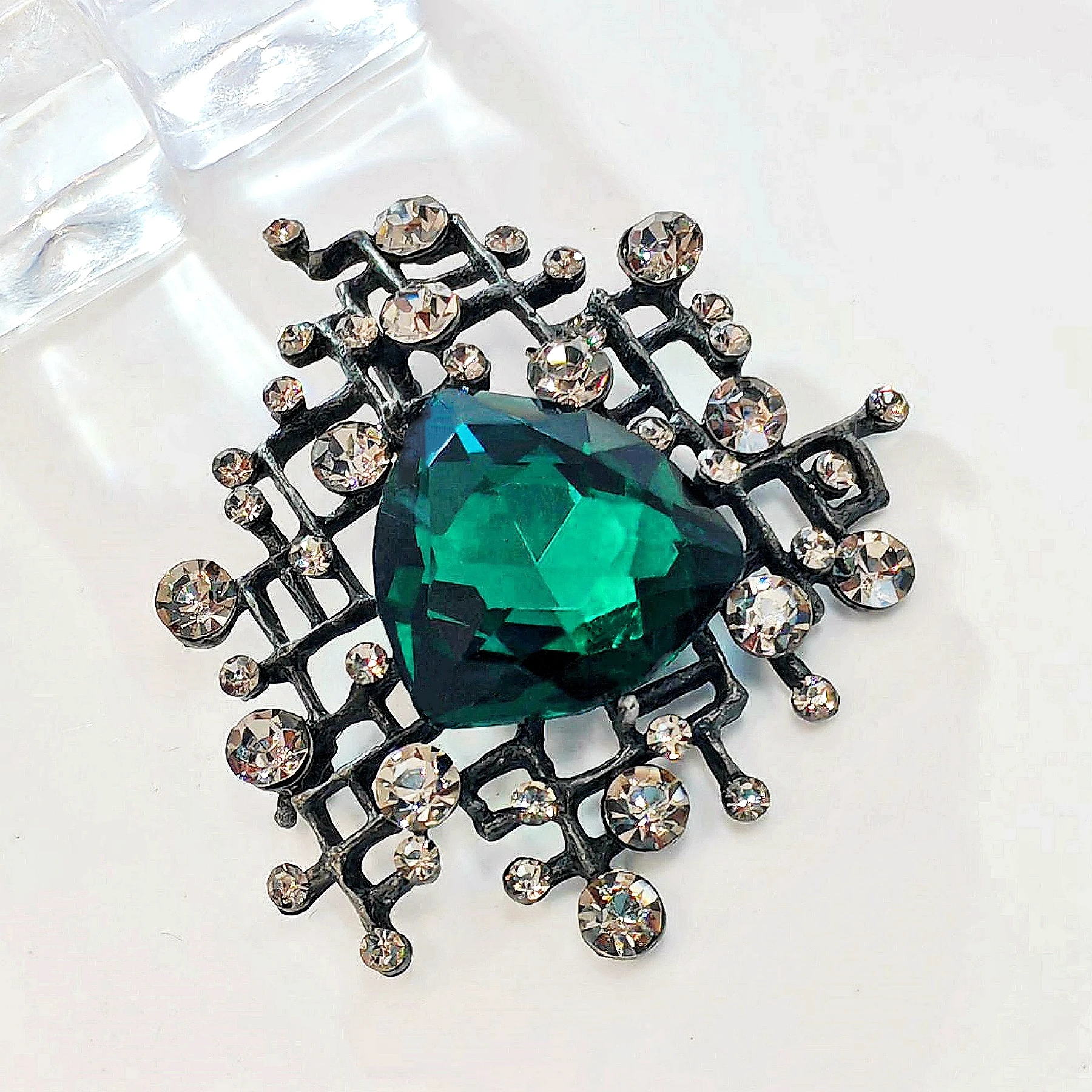 Designer Fashion Woven and Green Heart Stone Brooch Pin Art Deco Jewet Wedding Jewelry