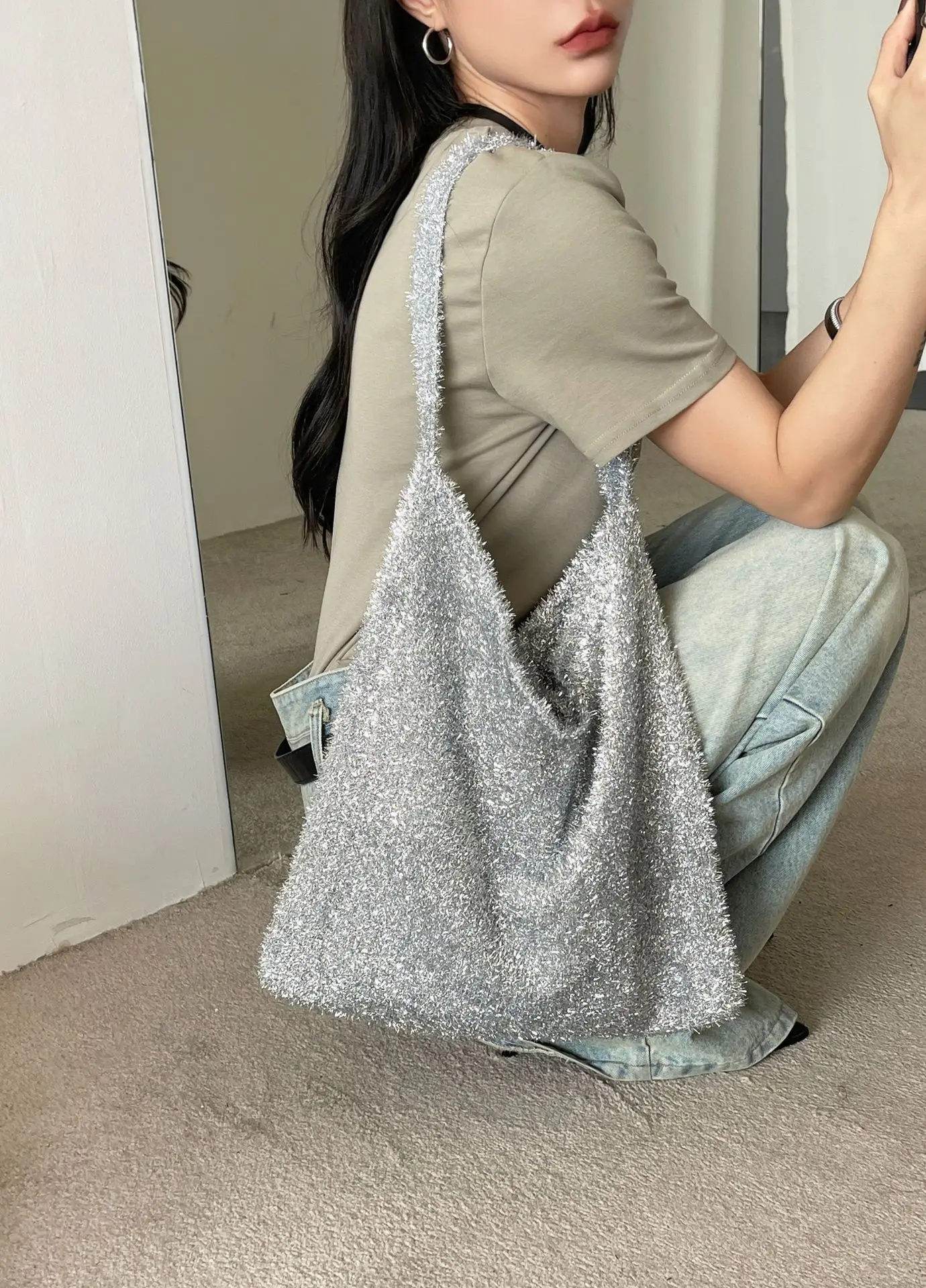 

Плюш Y2K серебряные большие мягкие сумки на плечо для женщин 2023 Роскошная брендовая маленькая сумка для подмышек женские сумки и кошельки