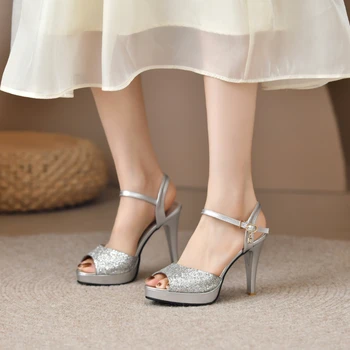 صنادل ذهبية بكعب عالٍ جديدة 7