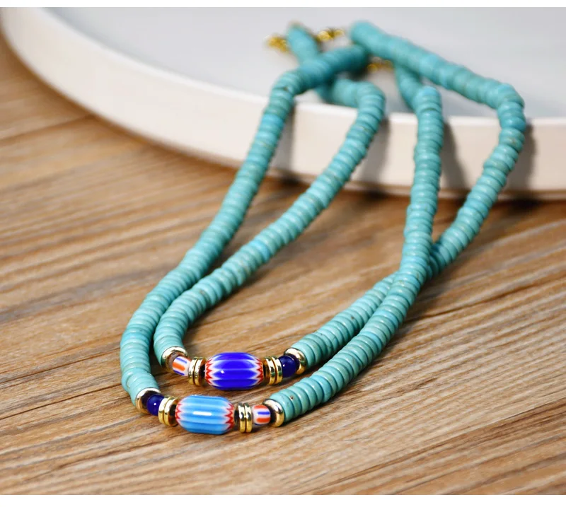 collier perles, verre turquoise, mode vintage, breloques simples, choker, bijoux bohème,