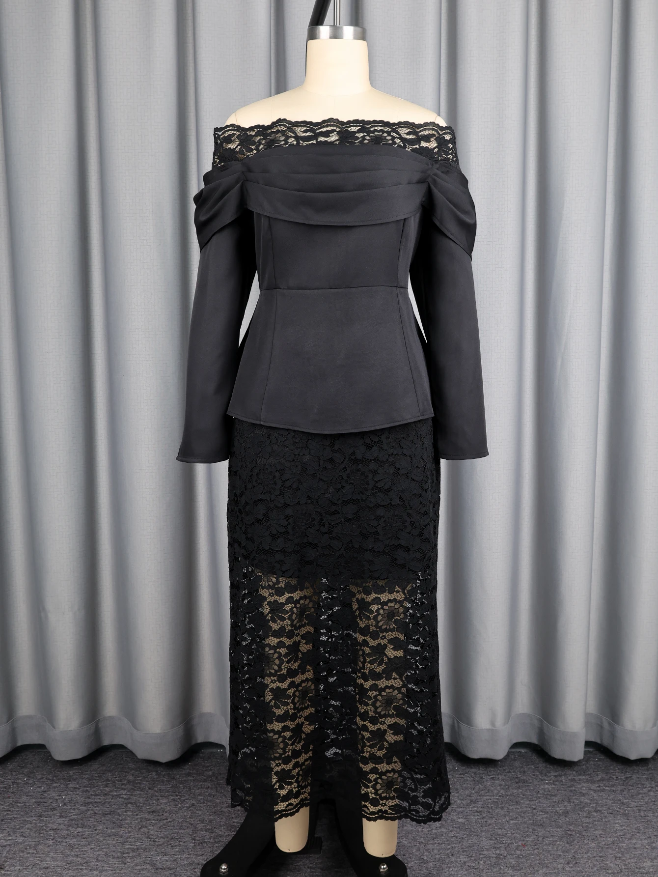 فستان أسود أوف شولدر بتفاصيل دانتيل أنيقة