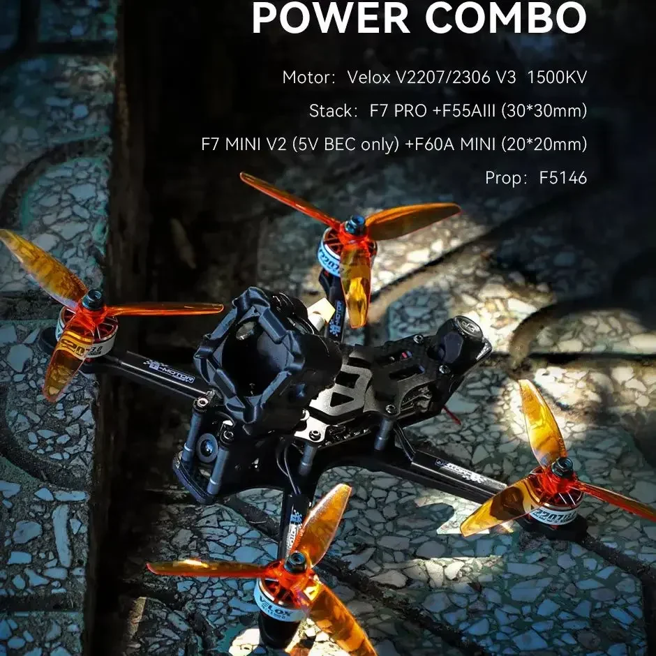 Moteur Brushless V2306 V3 pour drone FPV, connecteurs et câbles de puissance visibles.
