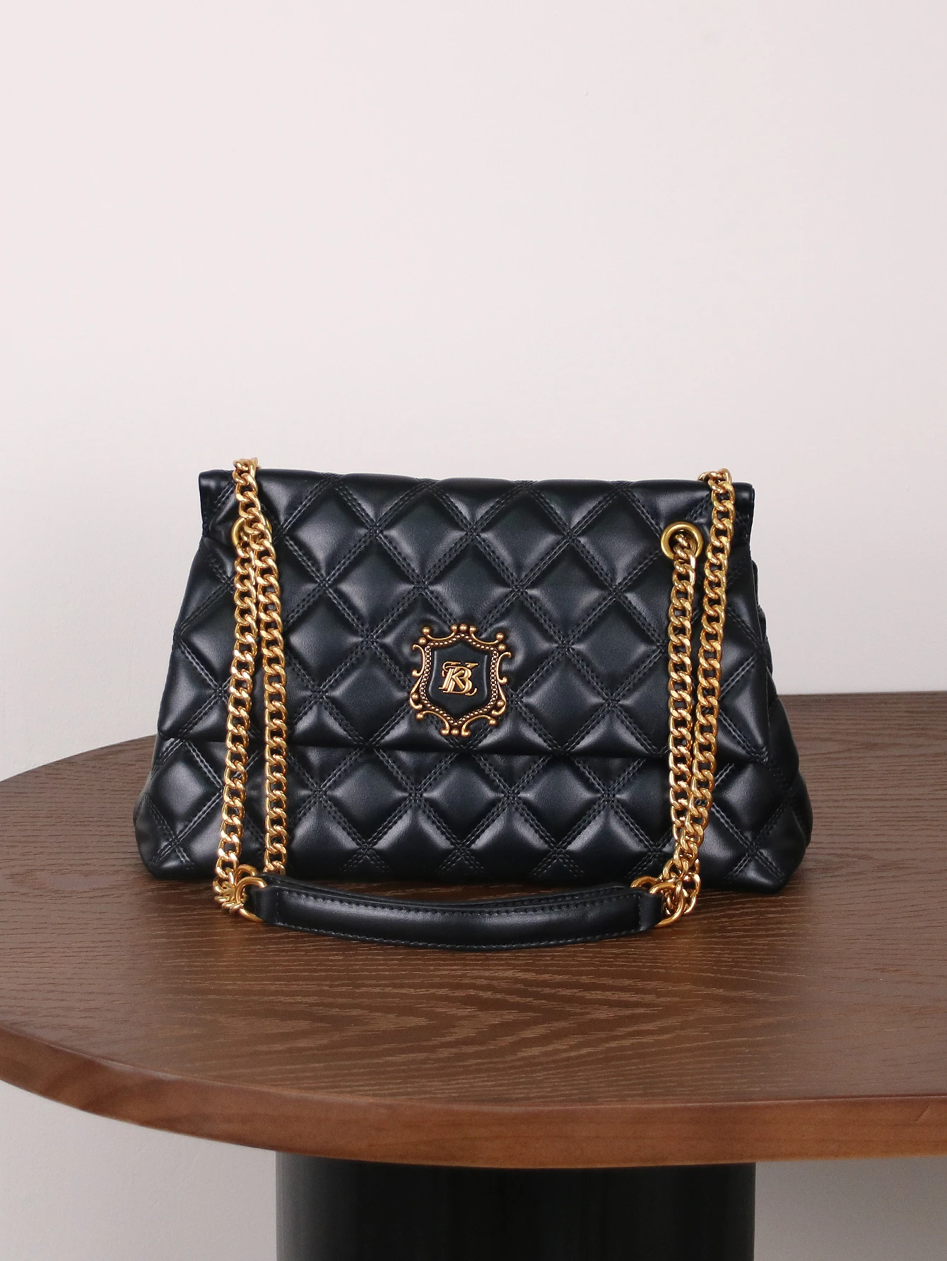 2025 fashion new luxury handbag Joker temperament diamond shoulder bag high sense chain large capacity elegant commuter bag one