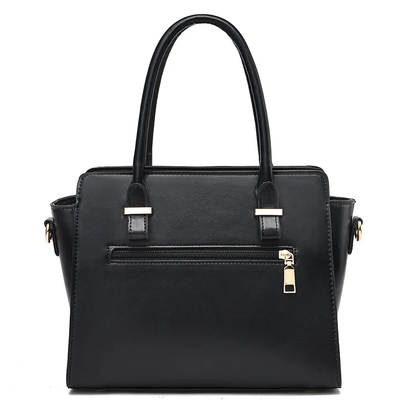 حقيبة يد نسائية كلاسيكية بتصميم متقاطع للجسم، تتمي...