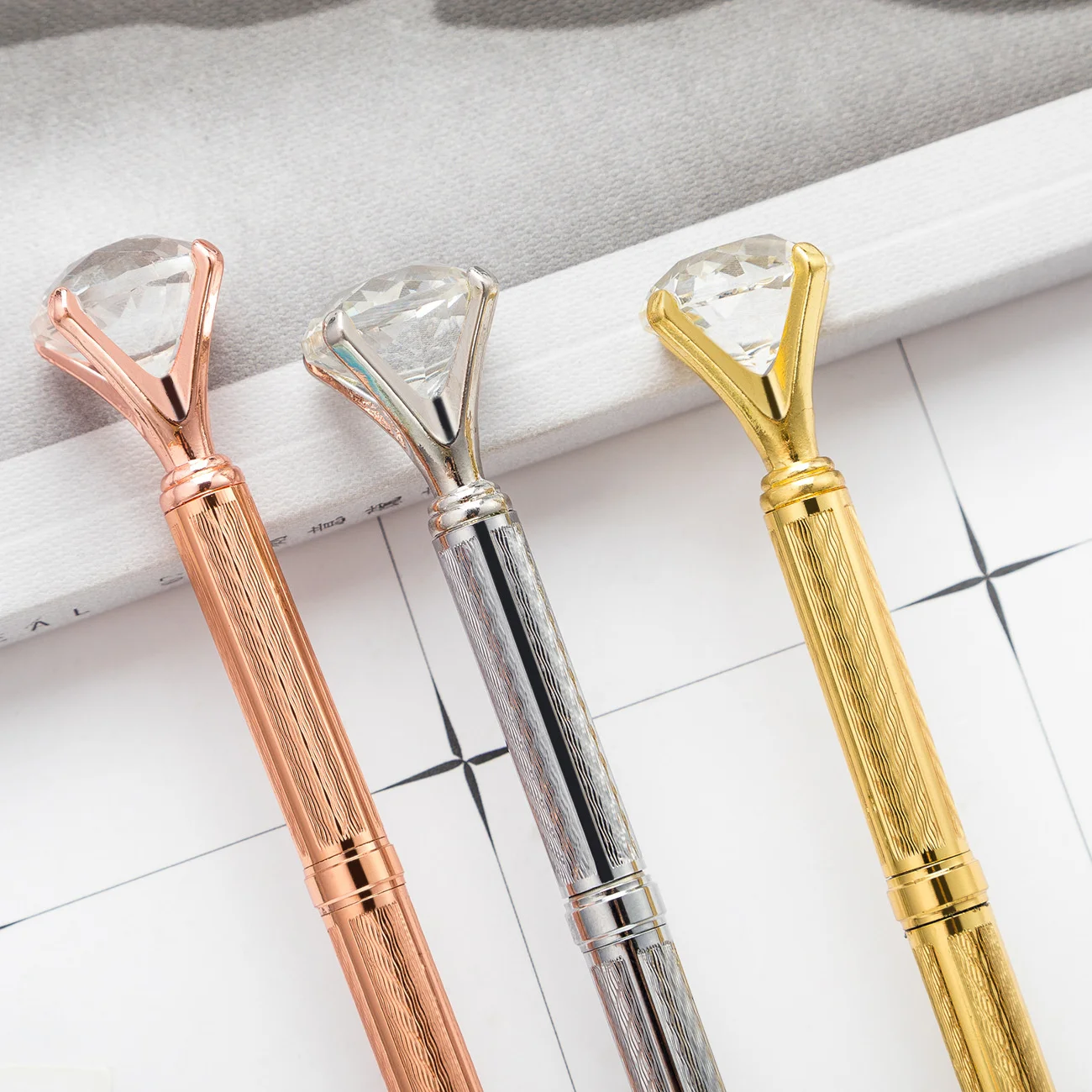 1 Pieces Metal Rose Gold Spinning Ballpoint Diamond Pen Stationery 2