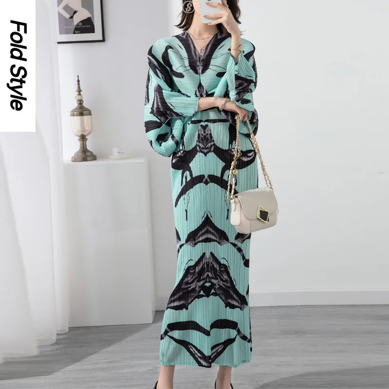 

Miyake Printed V-Neck Bat Long Sleeve Dress New Spring/Summer 2024 Loose Fit Body Covering Slim Fashion One Step Long Dress