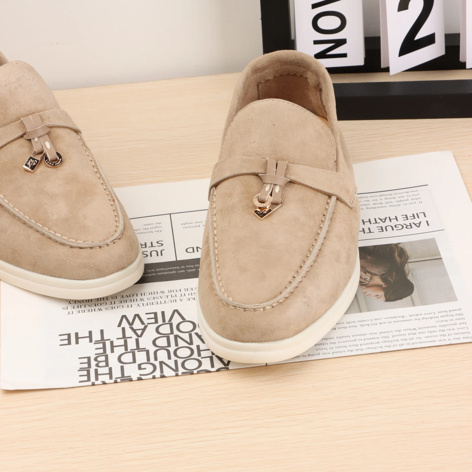 Italian luxury brand metal buckle women's loafers Casual shoes Flat shoes 2024 new casual comfortable leather men's sneakers