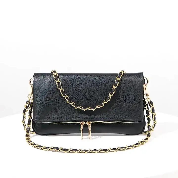 Borsa quadrata trapuntata con catena e dettaglio in metallo