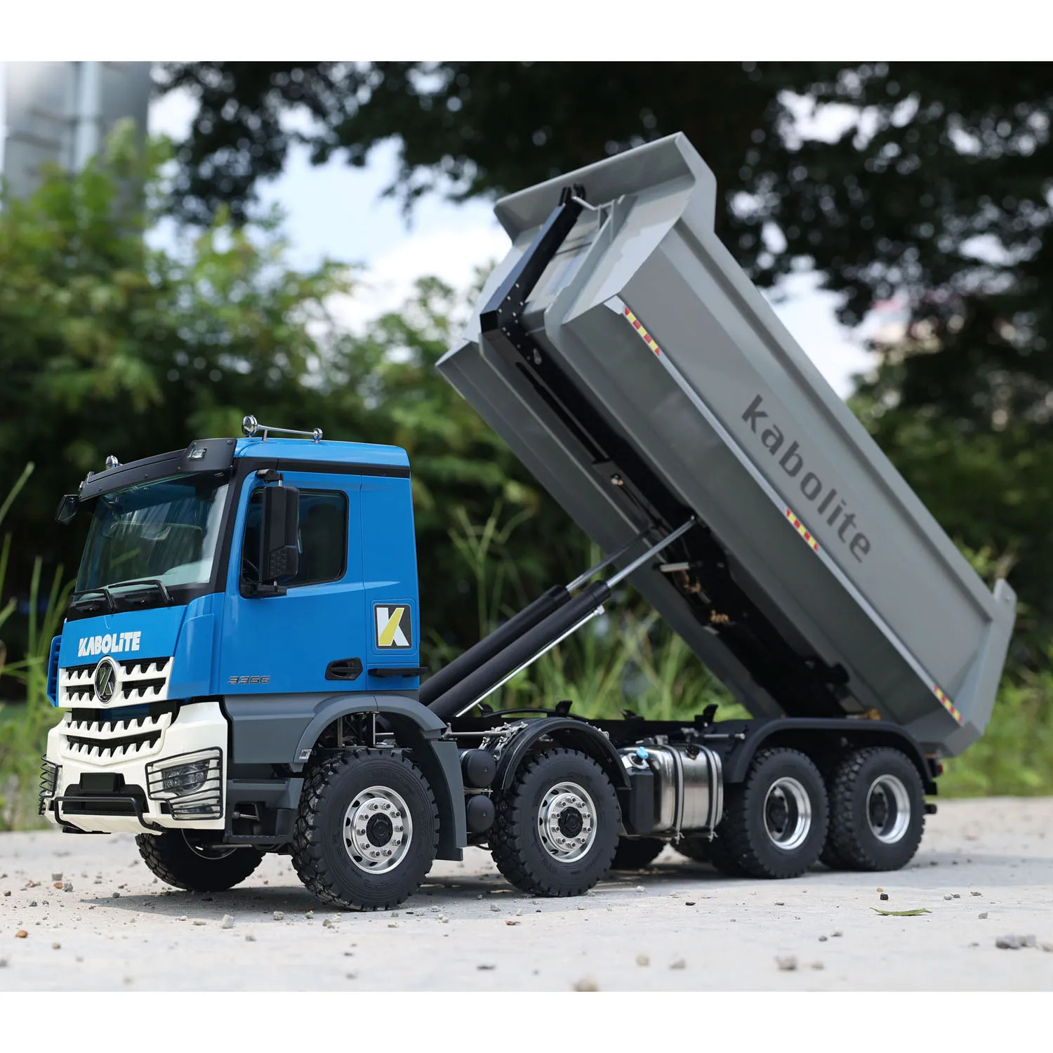

Модель тяжелого автомобиля KABOLITE 8x8 с дистанционным управлением