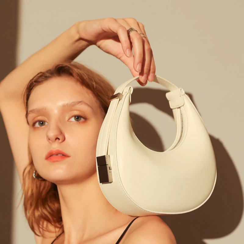Bolsos para mujeres tendencia 2024 한국판 초승달 가방, 트렌드 반달 새들 숄더 겨드랑이 가방