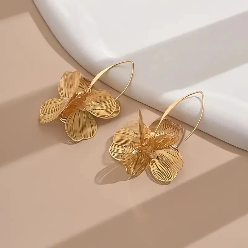 Elegant Golden-Tone Floral Dangle Earrings for Women Chic Long Hollow Design Earrings Party Jewelry Accessories