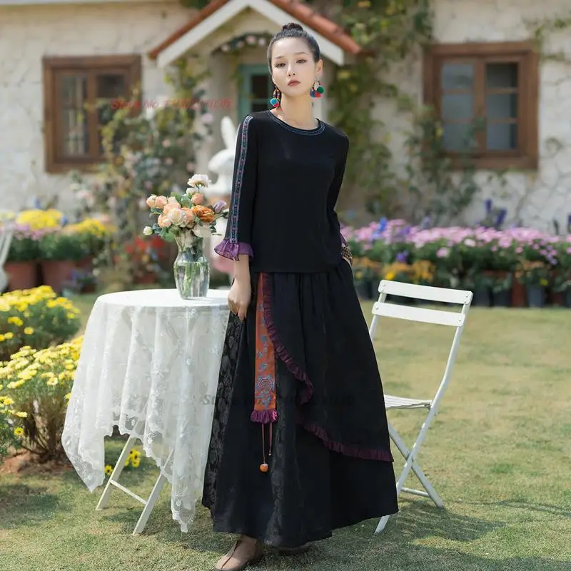 Рисунок 2 - Женская атласная юбка с цветочной вышивкой