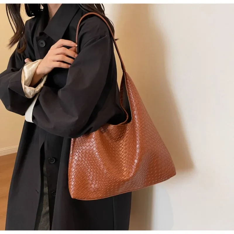 

Fashion Trendy Woven Commuting Minimalist Tote Shoulder Bag Niche Design Underarm Shoulder Bag Large Capacity Shoulder Bag