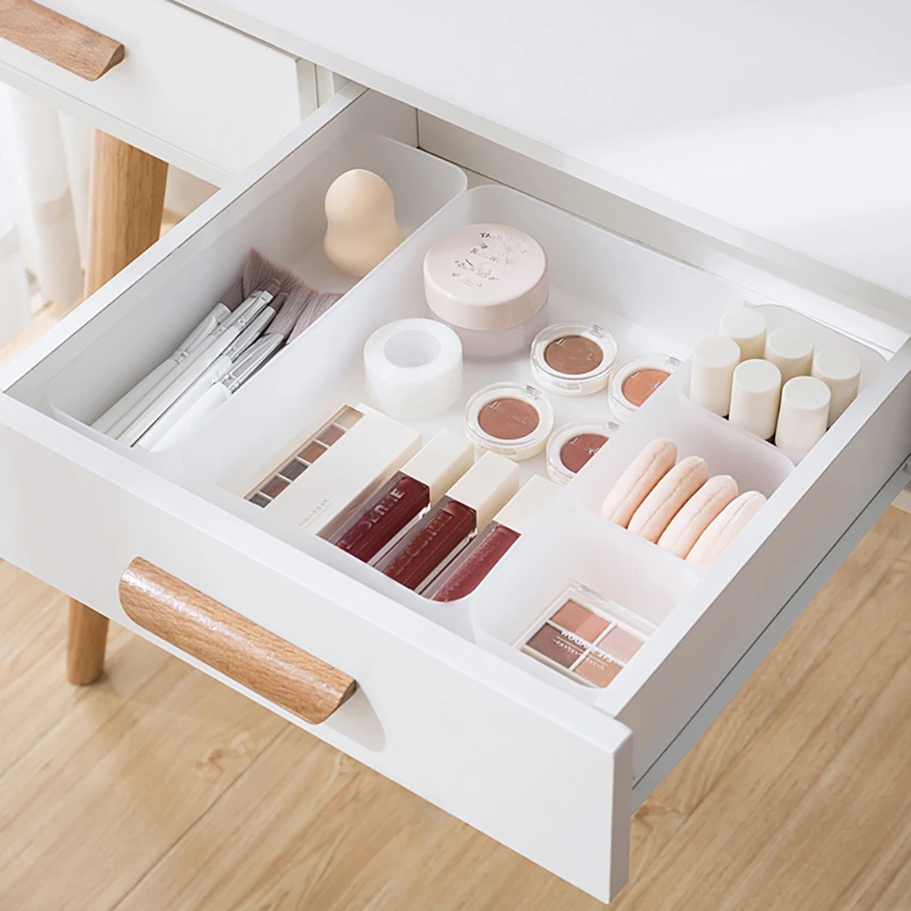 Zbliżenie plastikowego pudełka do przechowywania z kosmetykami