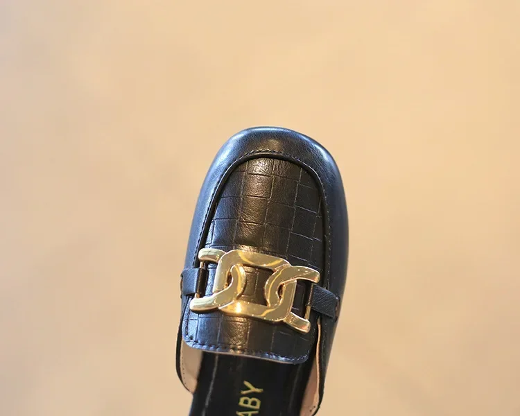 الأطفال الصنادل للفتيات 2024 صيف جديد الفتيات مغطاة أصابع شبشب جلدي مسطح عادية كسول المعادن الكورية الاطفال موضة الشقق