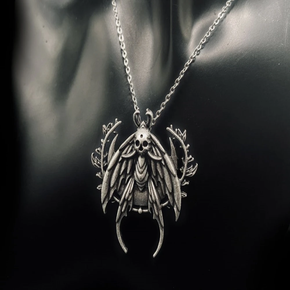 Ciondolo fatto a mano in argento sterling con la morte: collana con teschio gotico e falce - Italia