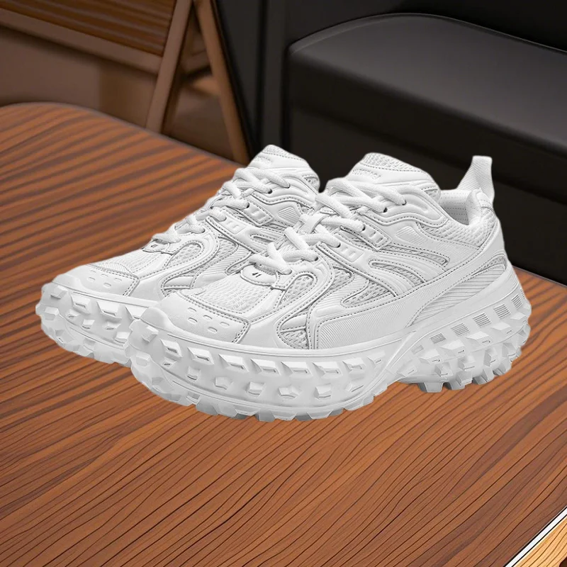 This model of the multi-functional and simple sports shoes adopts a thick-soled design and is suitable for sports wear.