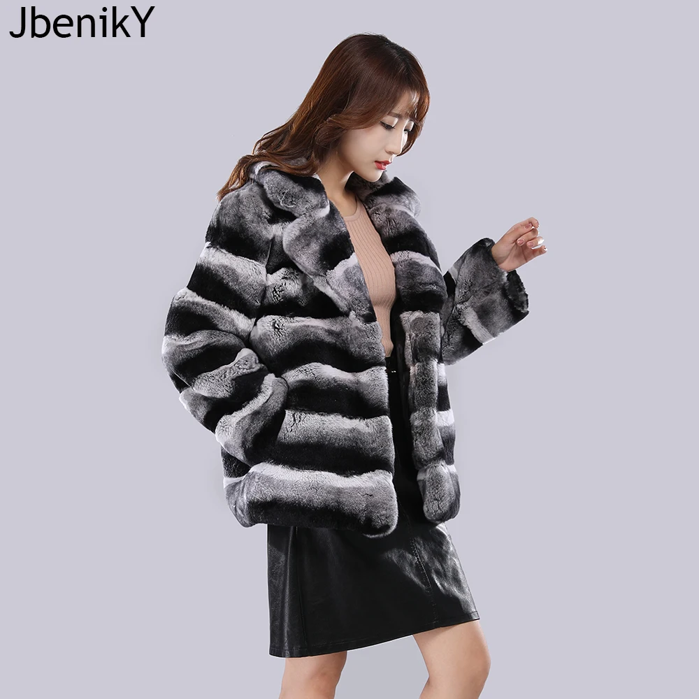 

Hot Sale Women Real Fur Coat Large Lapel Collar Short Rex Rabbit Jacket Full Pelt Fur Chinchilla Color Thick Warm Women Coat