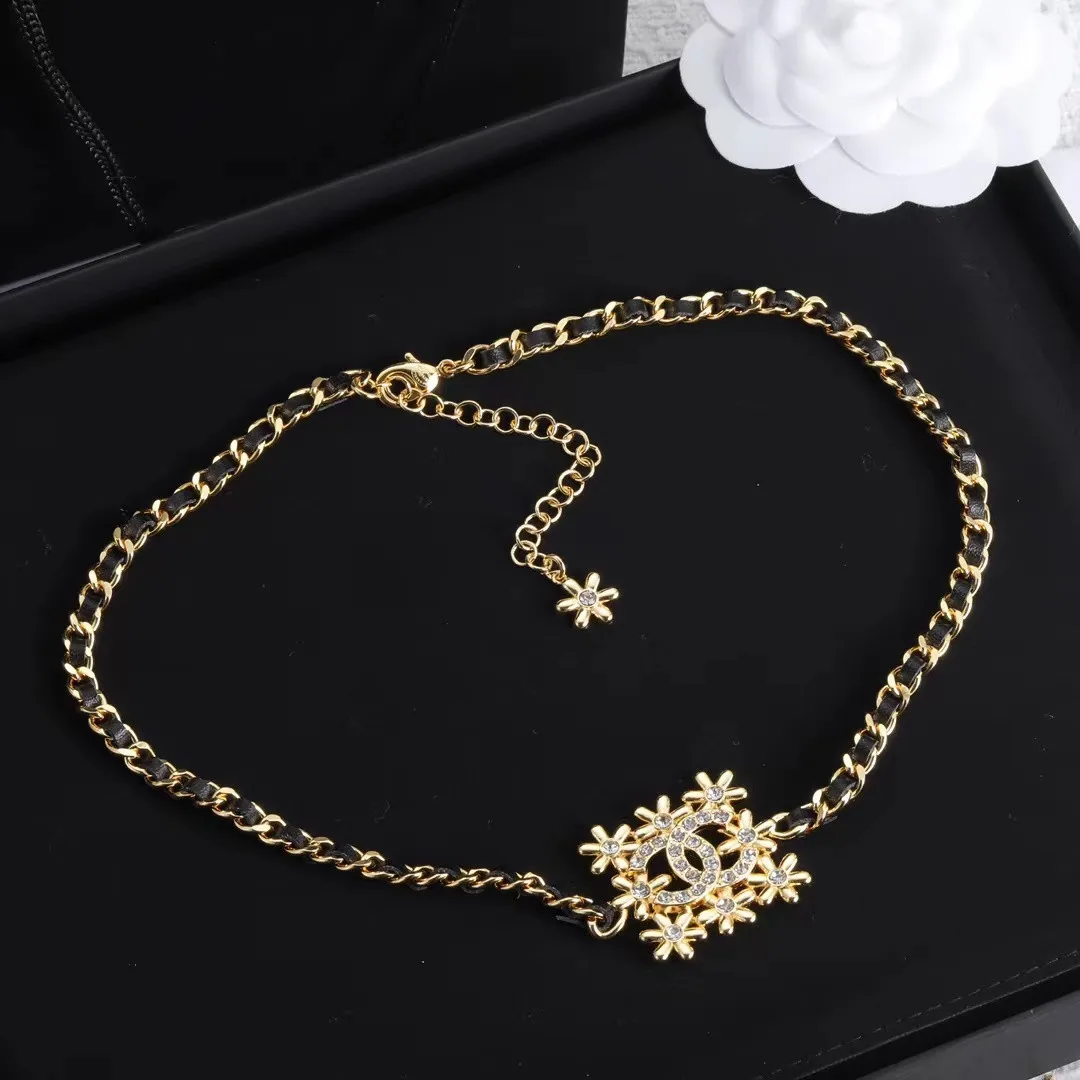 

Luxurious Necklace Fashion Shiny Clavicle Chain Necklaces for Women Girls Crystal Jewelry Exquisite Decor New Trend Party Gifts