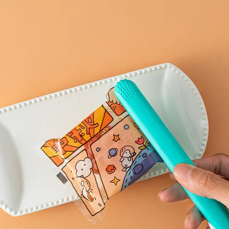 Mini Portable Heat Sealing Machine Food Vacuum Sealer Seal Packing Plastic Impulse Sealer Household Bag Clips Handheld Mini Sealer Plastic Bag Sealer
