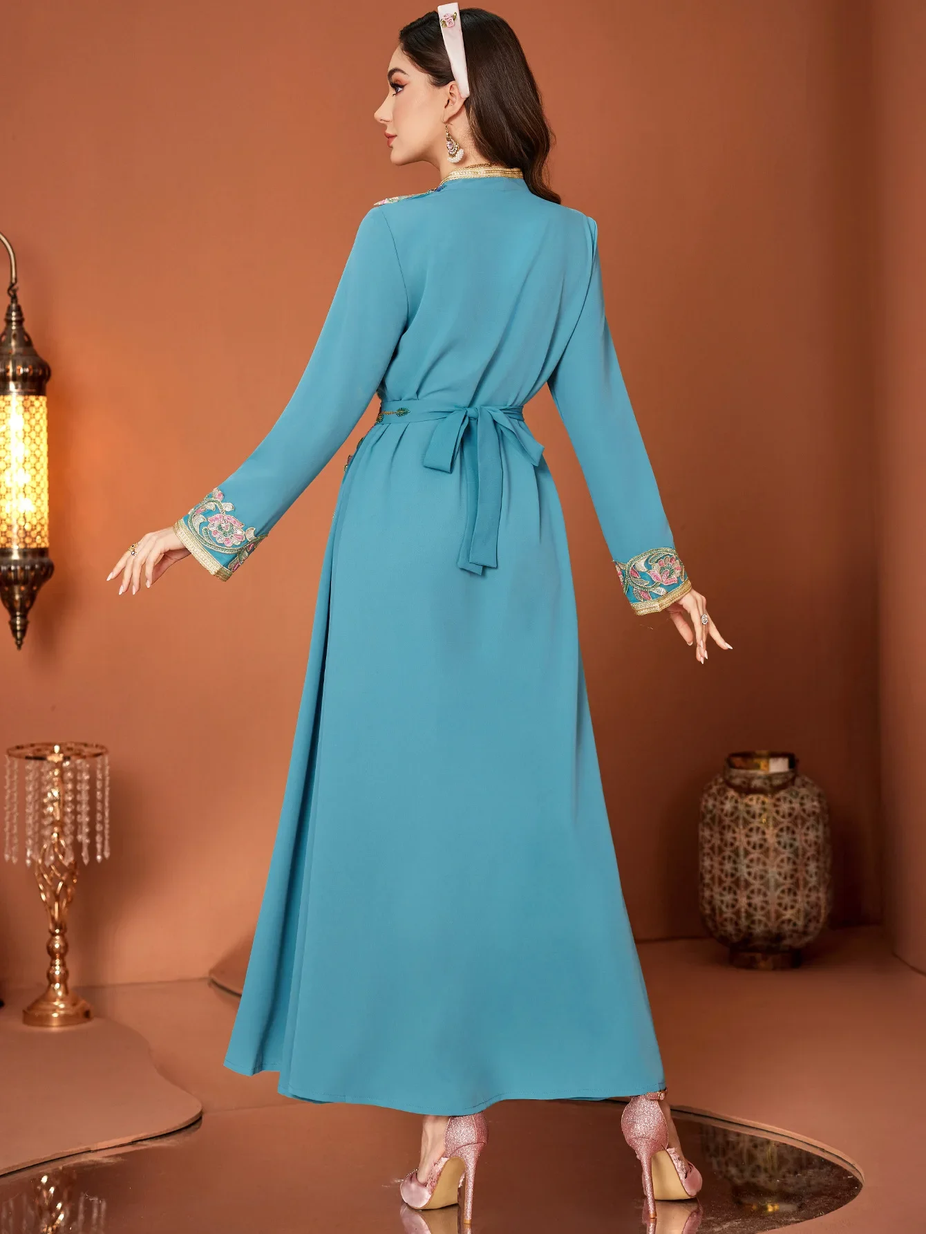 جلابية سماوية بتطريز فاخر وحزام