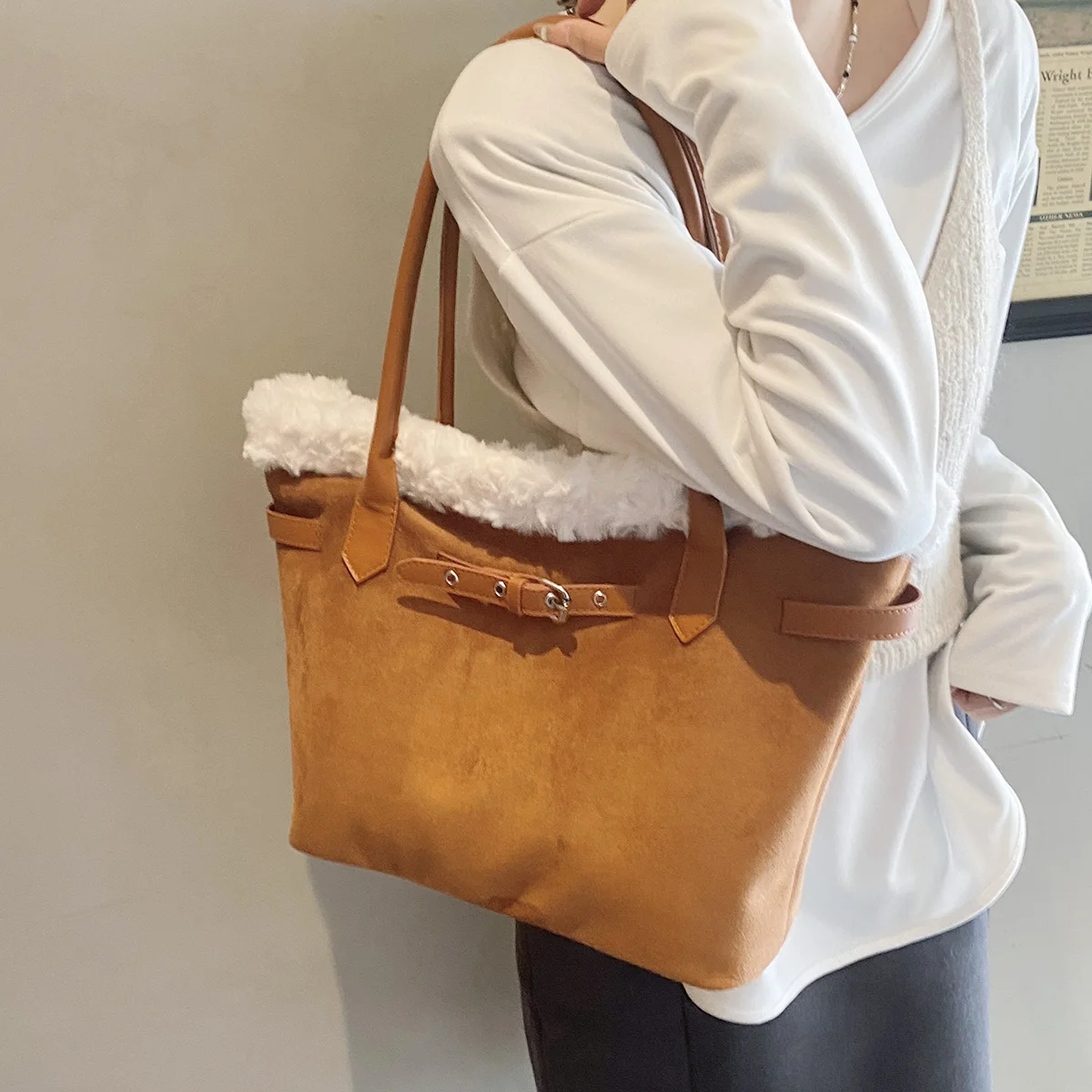 Fashionable Shoulder Bag, Crossbody Bag, Lamb Wool Plush Trendy Casual Bag, Simple and Stylish Small Bag, Autumn Temperament Tote Bag for Commuting and Shopping