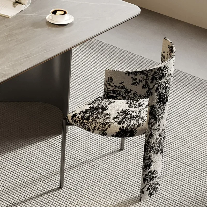 كراسي طعام من أزهار البرقوق في العصور الوسطى ، كرس...