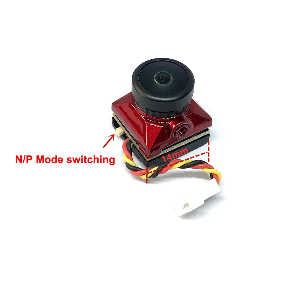 Comparaison taille main : mini caméra FPV 1200TVL 2.1mm CMOS HD pour drone RC, très compacte.