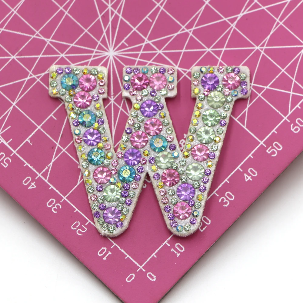 Neue 1 Stück A-Z Aufbügelbare Bunte Strass-Buchstaben-Patches für Kleidung Stickerei-Applikationen Kleidungsetiketten DIY-Zubehör – Detail 23