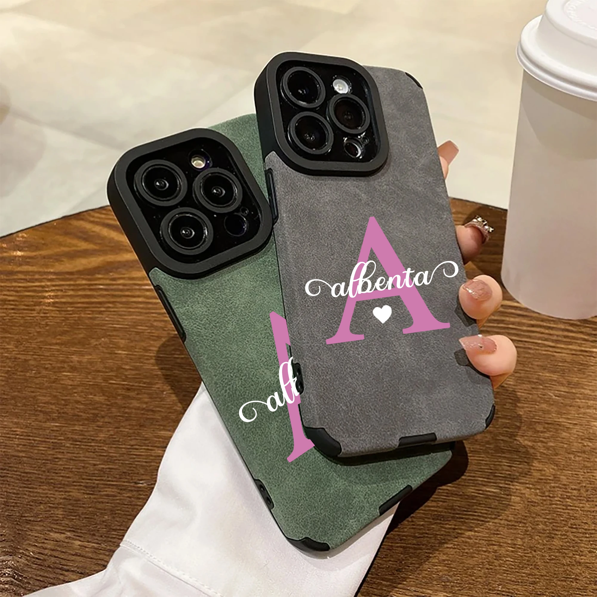 Capa Personalizada com Nome e Letra Inicial Colorida de Couro  para iPhone