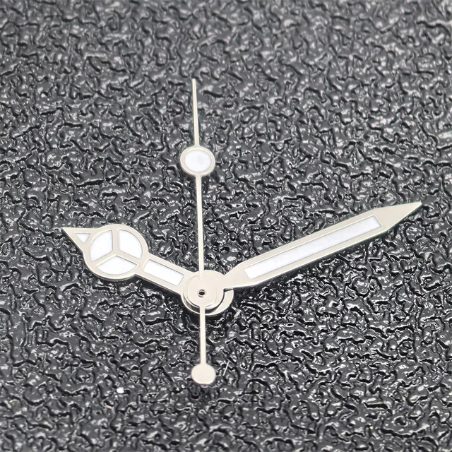 Fondo Di Vettore Del Buon Anno Con I Fiocchi Di Neve Brillanti E L Orologio Dorato Che Mostrano Cinque Minuti Alla Mezzanotte 63197539 - Foto 8