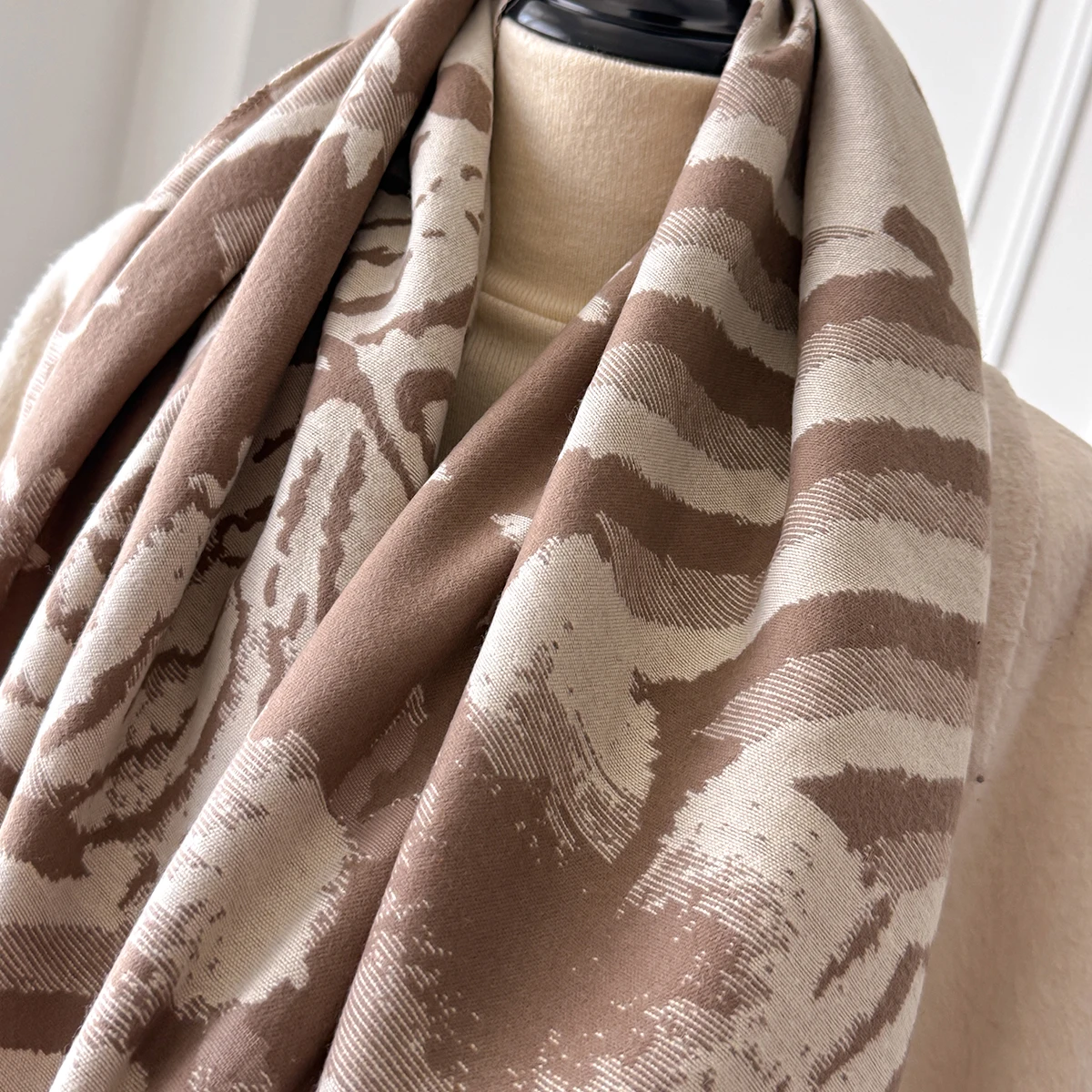 Ladies Thickened Winter Scarf Leopard Print Polka Dot Pattern Dual-Sided Faux Cashmere Jacquard Wool Pashmina Wrap for Luxury