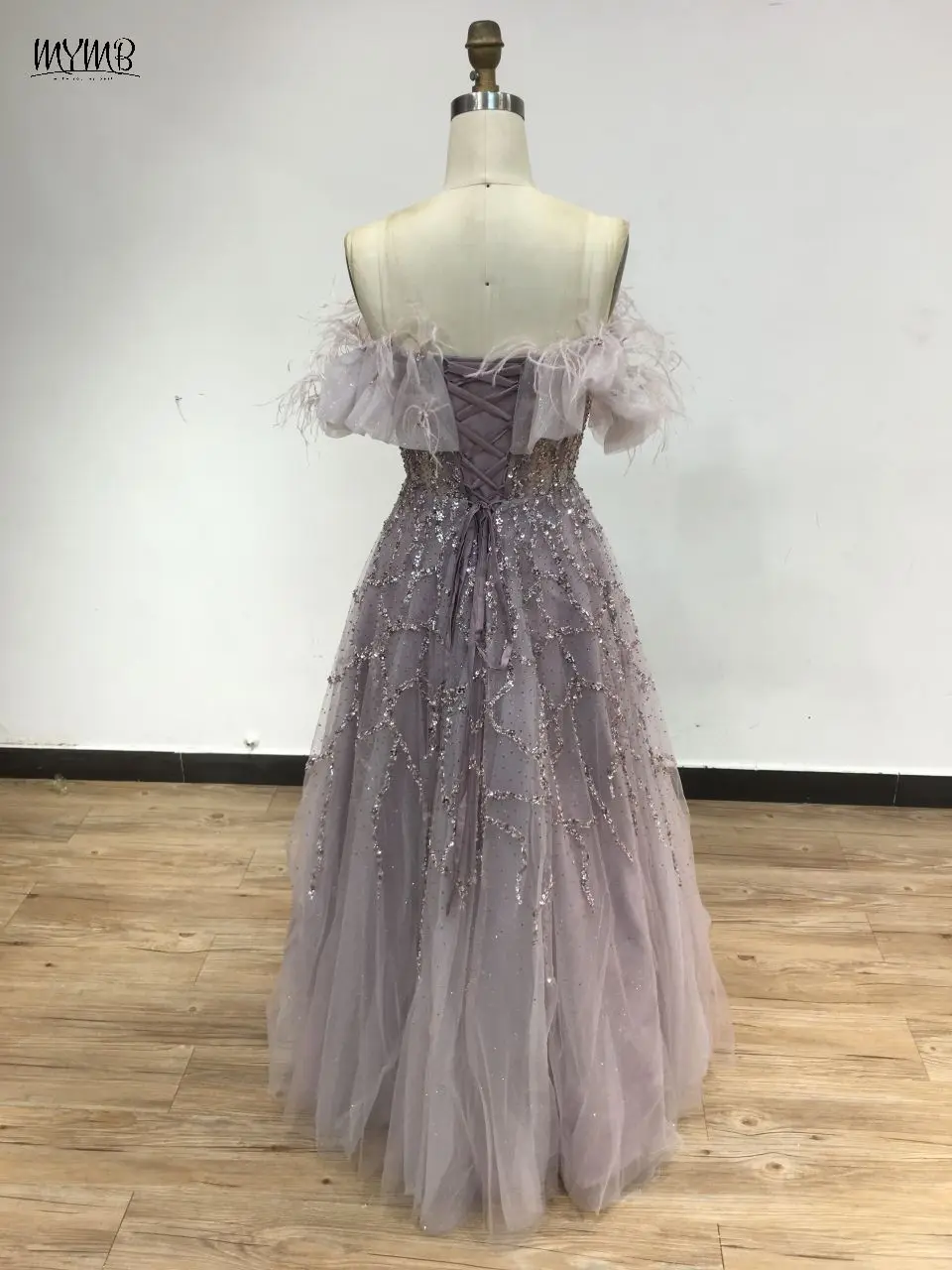 MYMB Atemberaubendes rosa trägerloses schulterfreies Promi-Partykleid mit Perlen und Federn, luxuriöses A-Linien-Abend-Hochzeitskleid mit Schnürung am Rücken – Detail 6