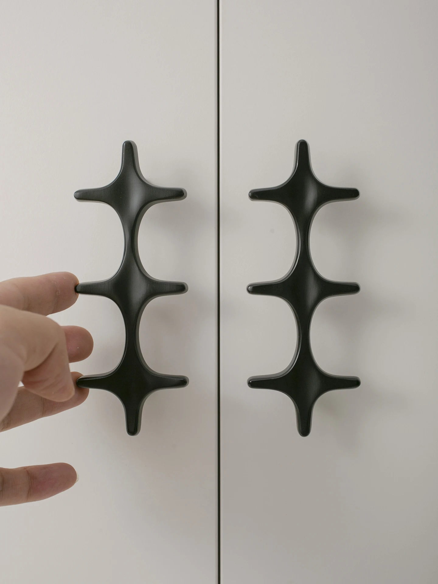 BCD-Minimalist ดึงตู้ประตูสีดําทองเหลืองตู้เสื้อผ้าตู้ Cross Handles สําหรับฮาร์ดแวร์เฟอร์นิเจอร์ 1