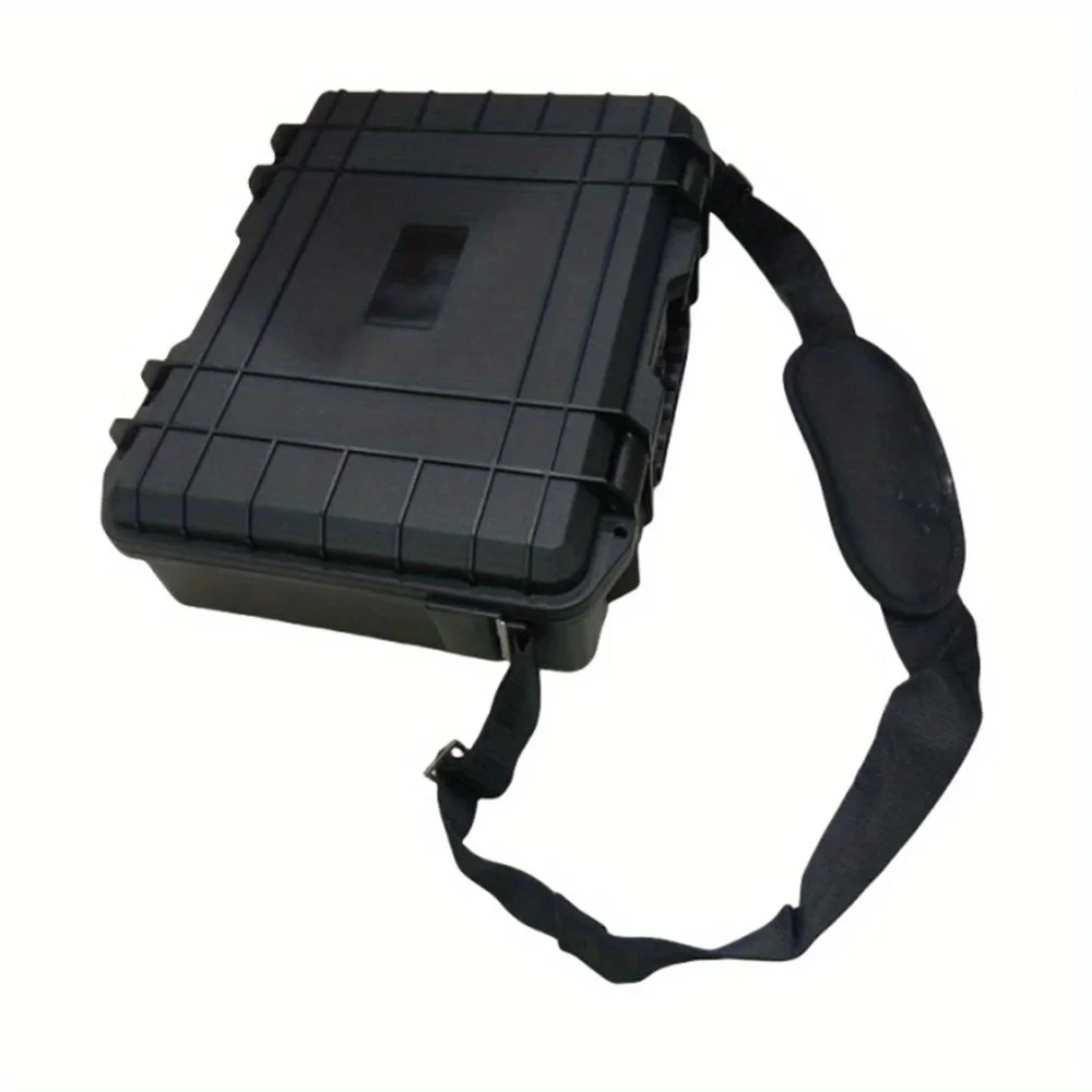 Poignée ergonomique et clips de verrouillage solides sur cette boîte à outils rigide étanche pour un transport sécurisé.