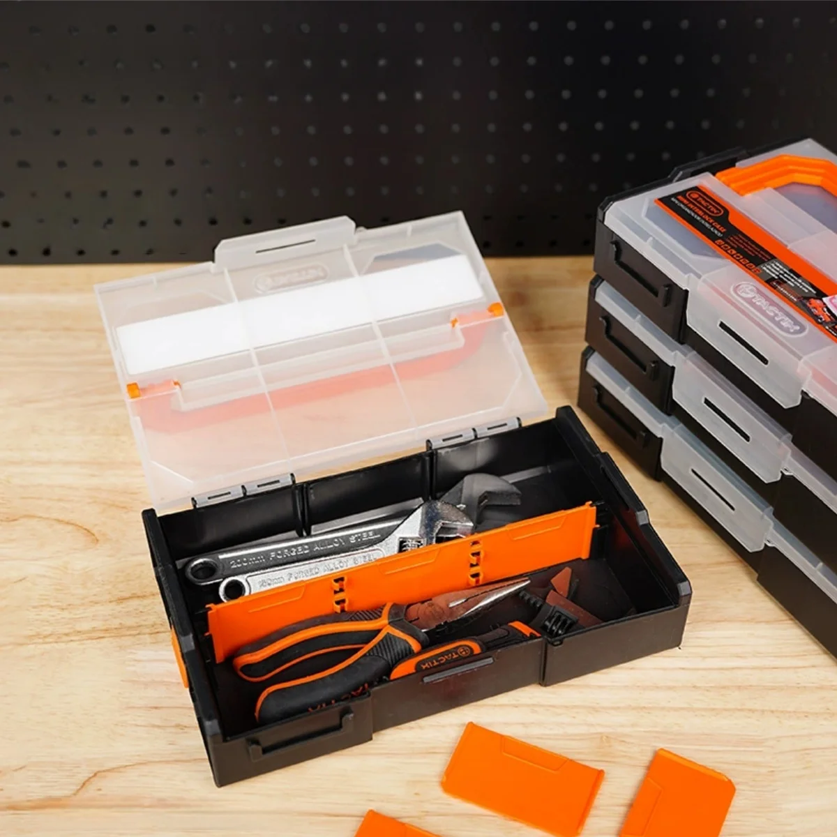 Boîte de rangement pour outils de modélisme ouverte, montrant des compartiments de taille moyenne et petite.