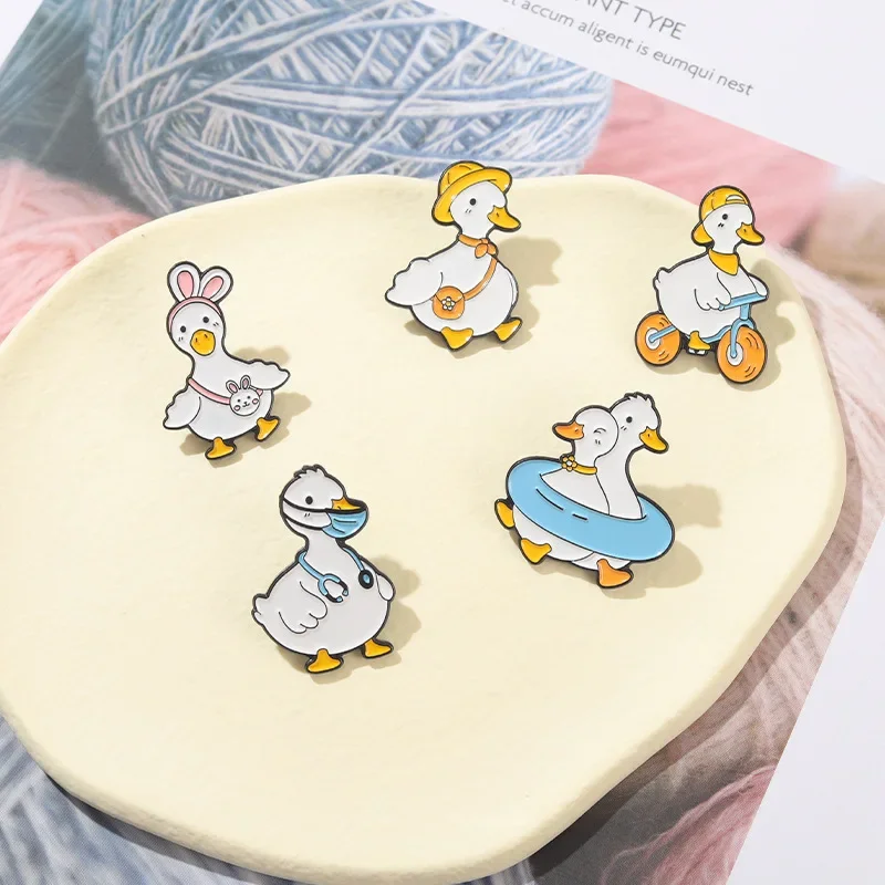 Belle Broche Canard Couleur Or émail Multicolore Sous Résine Bijou Vintage 761