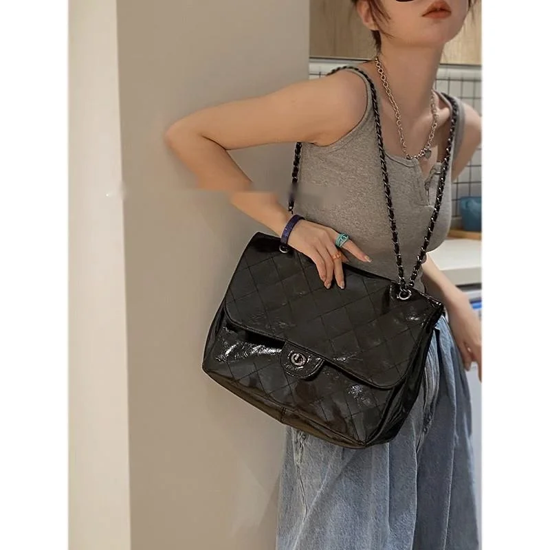 Single shoulder bag for women, high-end, large capacity commuting, small fragrant wind, Lingge tramp bag, 2023 winter_voghion.com