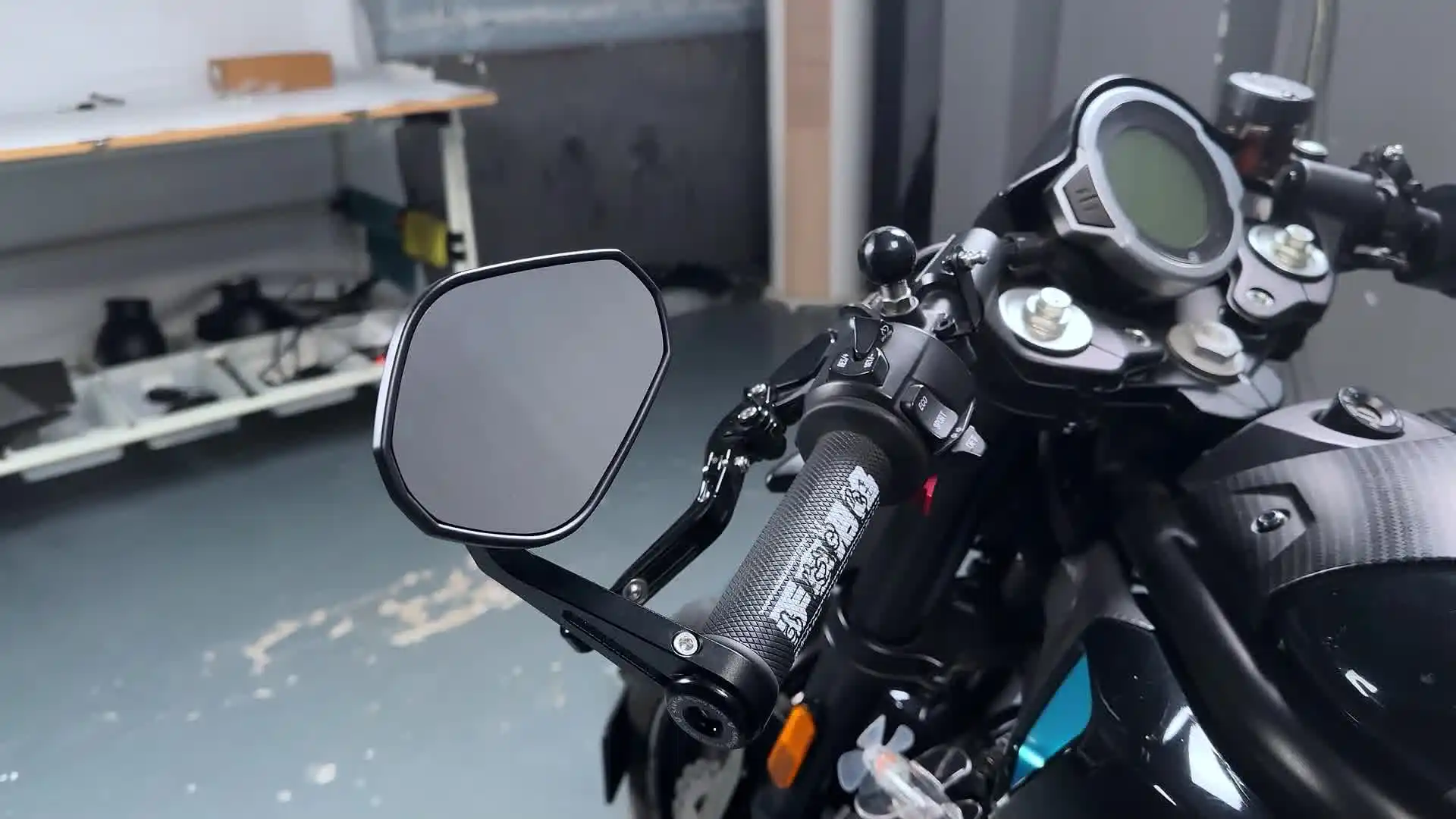 Specchietti Retrovisori CNC Universali Per Moto – 8mm/10mm, Regolabili 360°, Per CFMOTO 700 CLX (Nero)