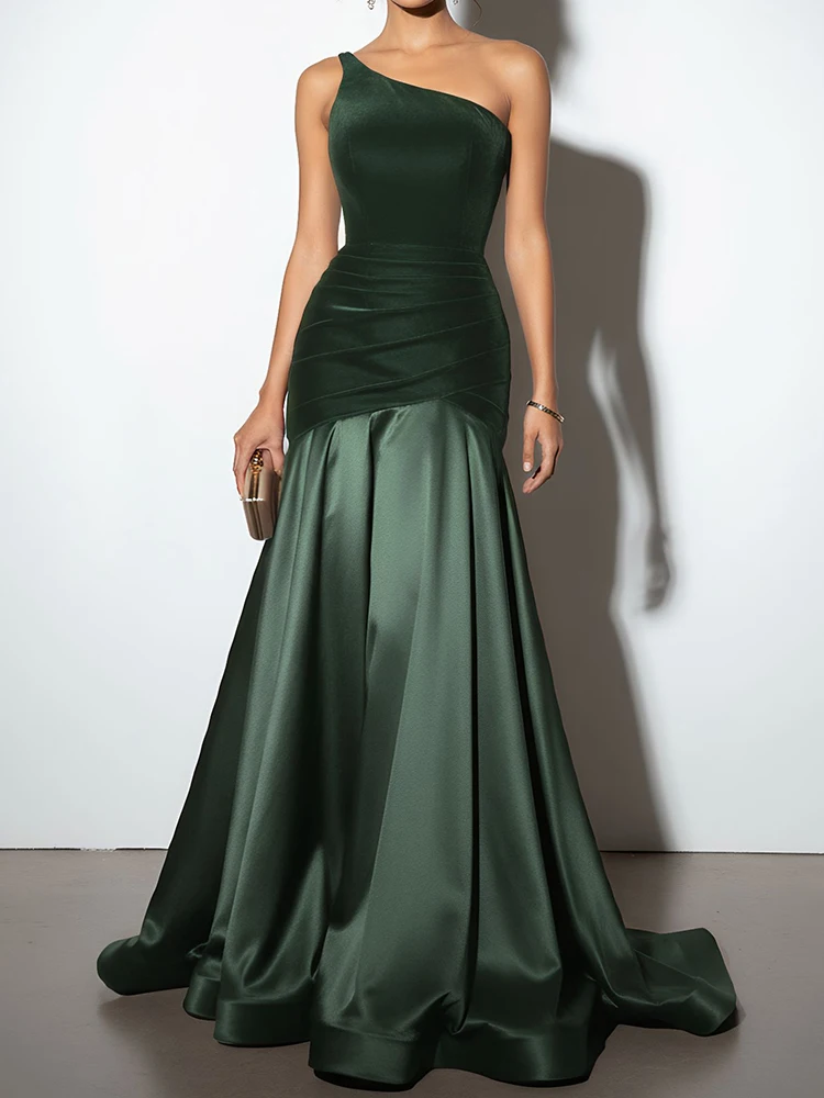 فستان بنفسجي طويل بتصميم كتف واحد وانسدال لامع