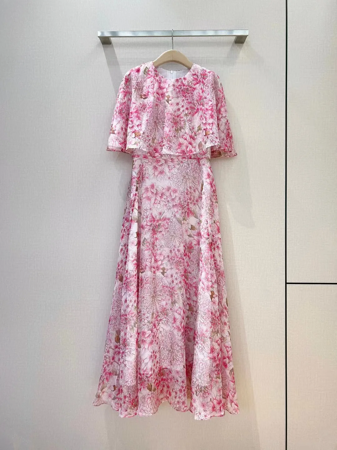 

2024 Summer New High end Customized Cloak Dress New Dress Rose powder print, cape design, round neck short sleeved A-line skirt