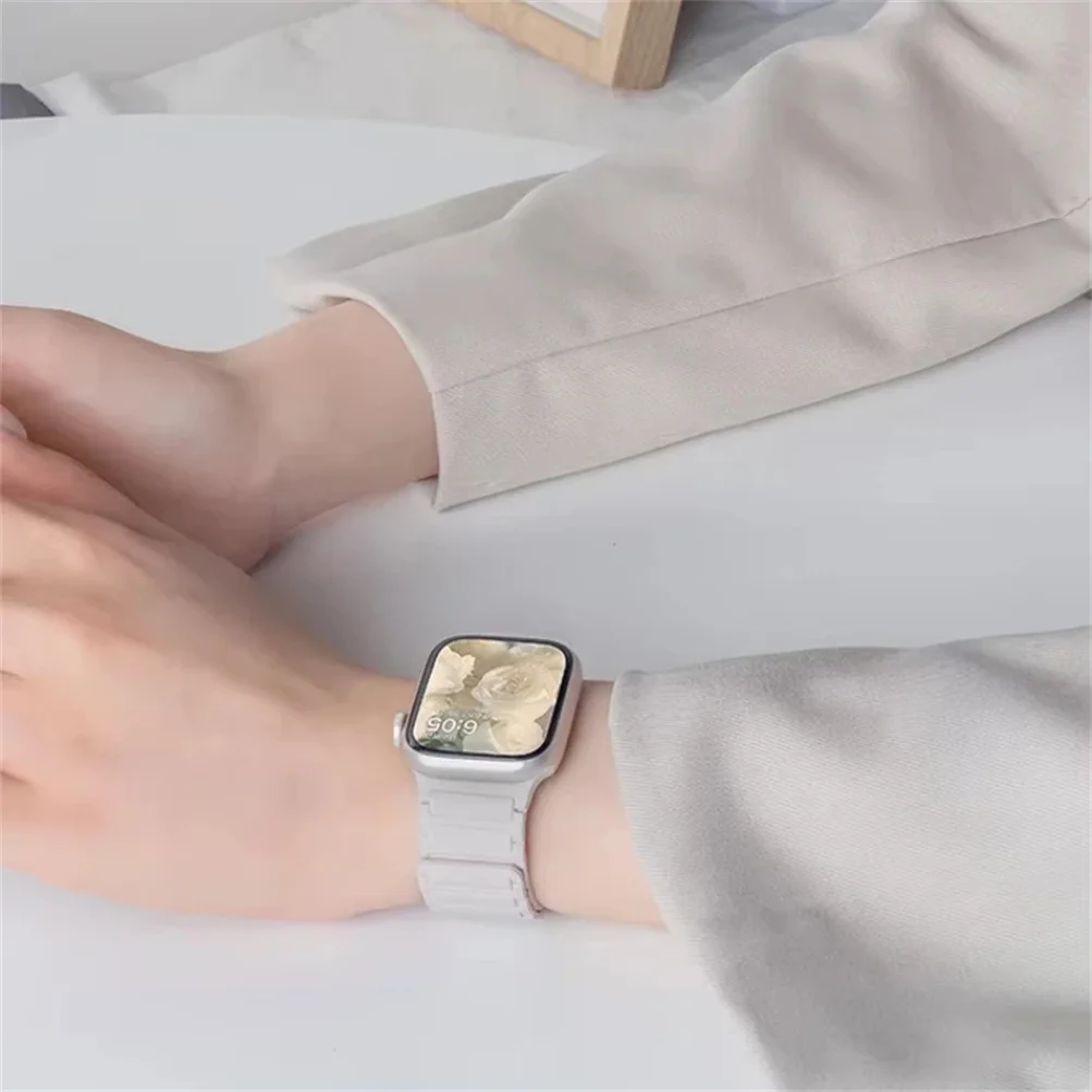 Magnetic Silicone Strap for Smartwatches - Stylish and Durable Design