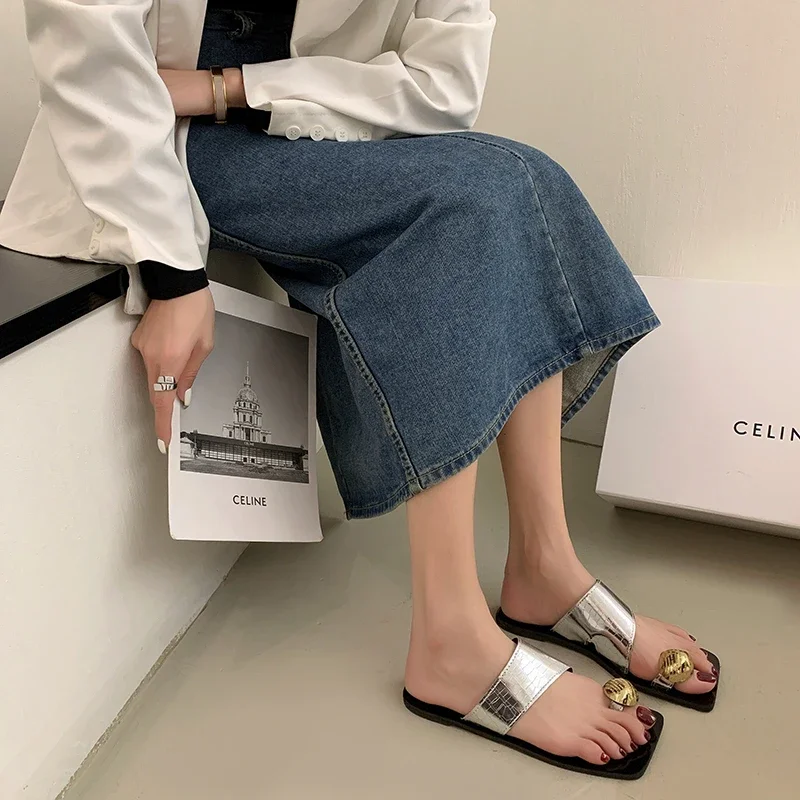 European and American flat bottom slippers for women's summer outing slippers new retro metal buckle niche holiday toe sandals