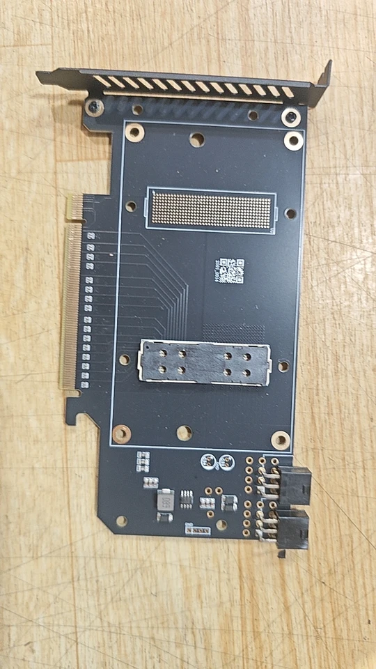 NVIDIA PCIe用SXM2アダプター 水冷式、16GB SXM2ボード付属 NVIDIA PCIe用SXM2アダプター 水冷式、16GB SXM2ボード付属 PCIe